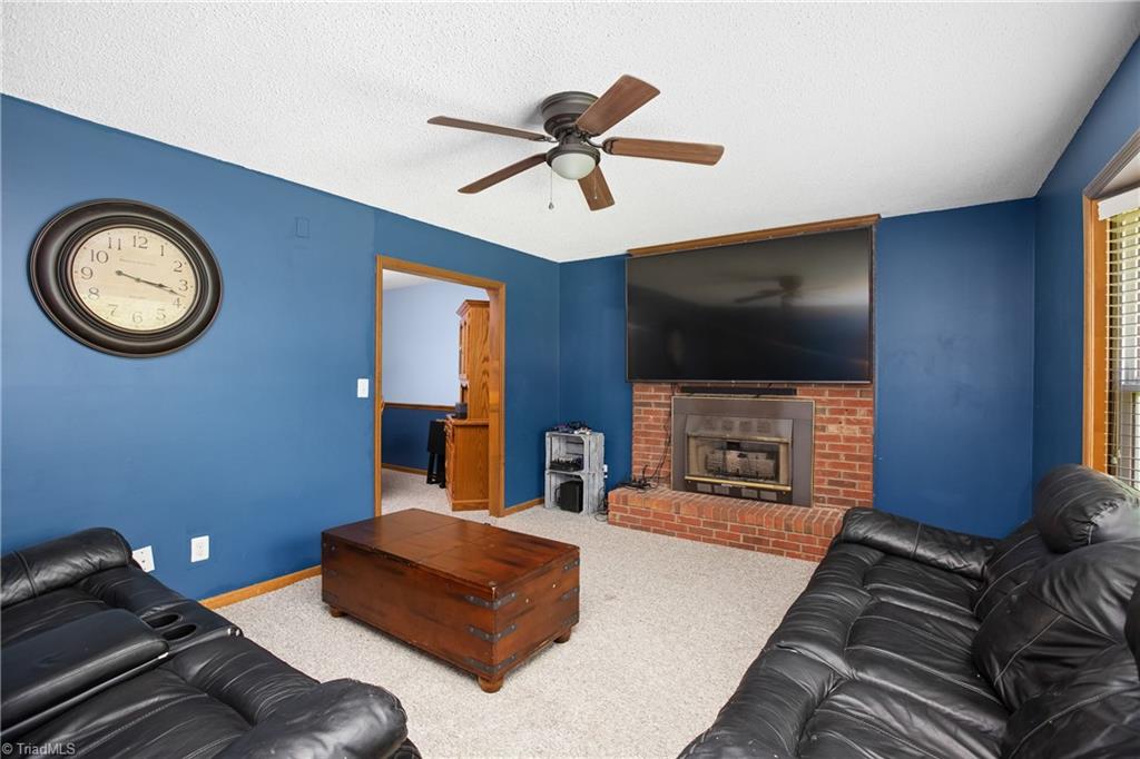 475 Farmstead Road Winston-Salem, NC 27107 - Photo 5 of 33 Living room