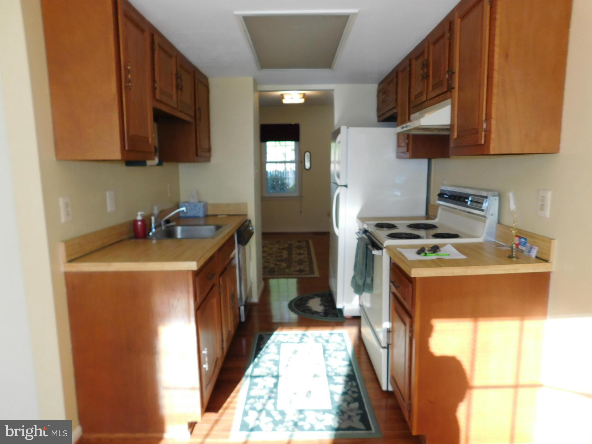8565 Tyrolean Way Springfield, VA 22153 - Photo 2 of 19 Kitchen with hardwood flooring