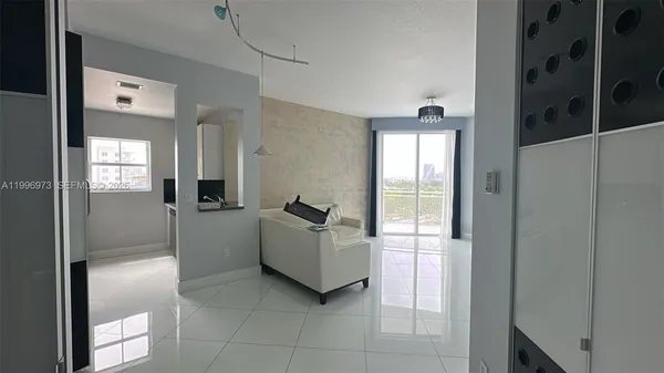 $2,300 | The Pines, Miami, FL 33133