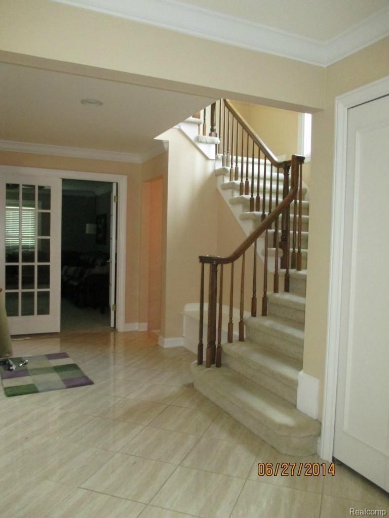 1335 Springwood Lane Rochester, MI 48309 - Photo 19 of 38 19-Staircase-5.jpg