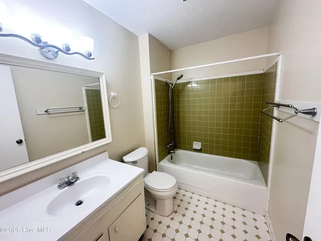 $2,300 | 421 Windward Drive, Wilmington, NC 28409