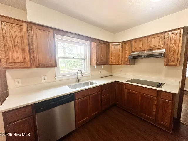 $2,300 | 421 Windward Drive, Wilmington, NC 28409