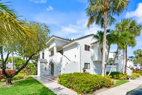 $550,000 | 7533 Glendevon Lane, Unit 905, Delray Beach, FL 33446