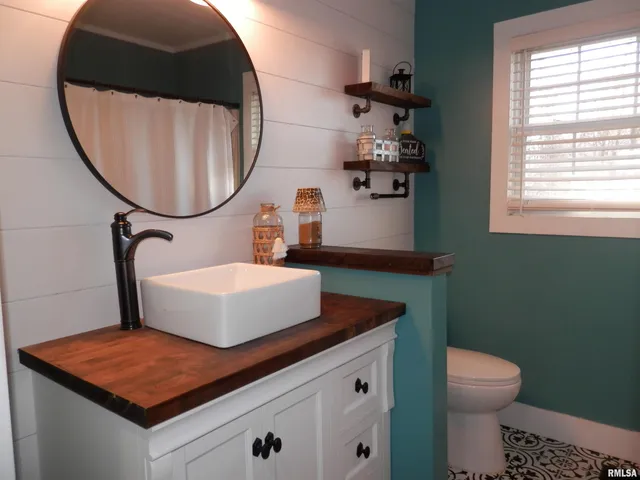 $229,900 | 607 210th Avenue, Monmouth, IL 61462