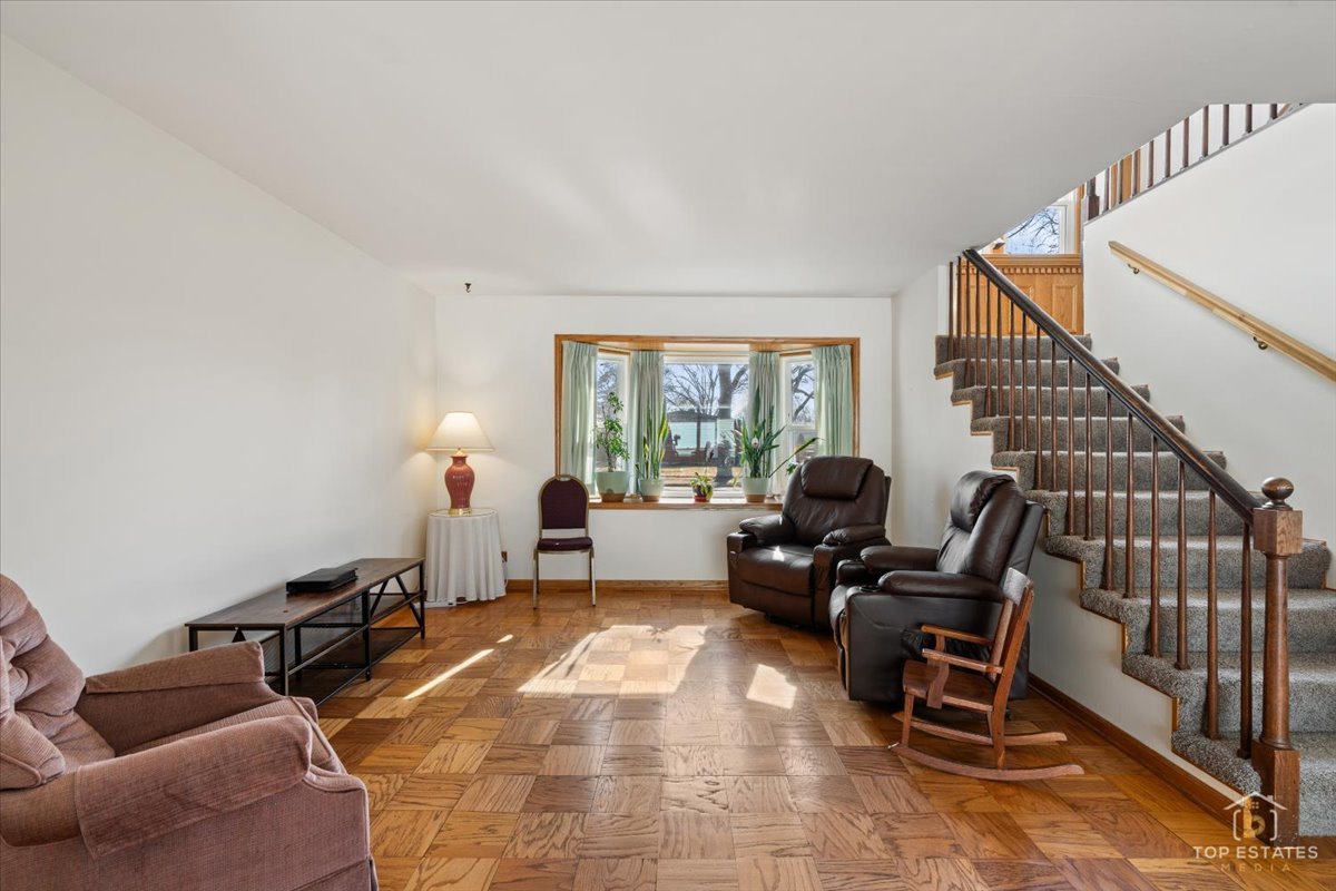 2302 Fulle Street Rolling Meadows, IL 60008 - Photo 16 of 48 a living room with furniture and a window