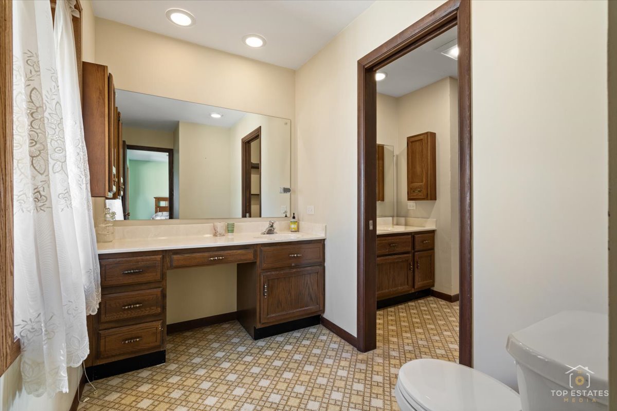 2302 Fulle Street Rolling Meadows, IL 60008 - Photo 26 of 48 a spacious bathroom with a toilet sink and mirror