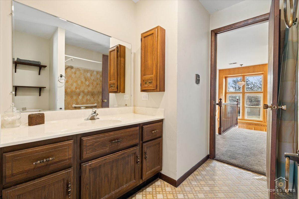 2302 Fulle Street Rolling Meadows, IL 60008 - Photo 27 of 48 a en suite bathroom with a granite countertop sink mirror and