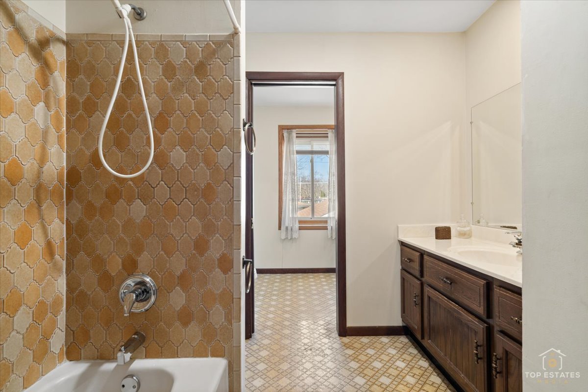 2302 Fulle Street Rolling Meadows, IL 60008 - Photo 28 of 48 a bathroom with a granite countertop sink a toilet and shower