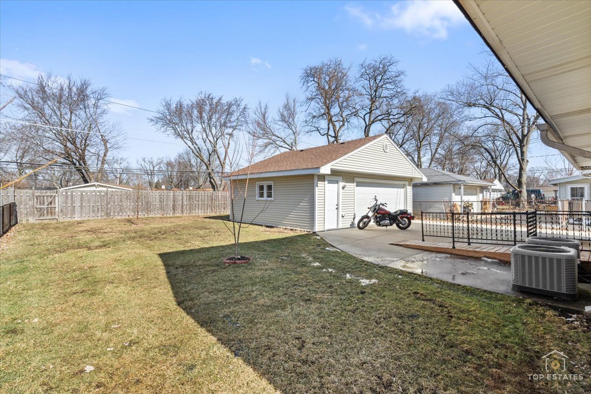 2302 Fulle Street Rolling Meadows, IL 60008 - Photo 34 of 48 a front view of a house with garden