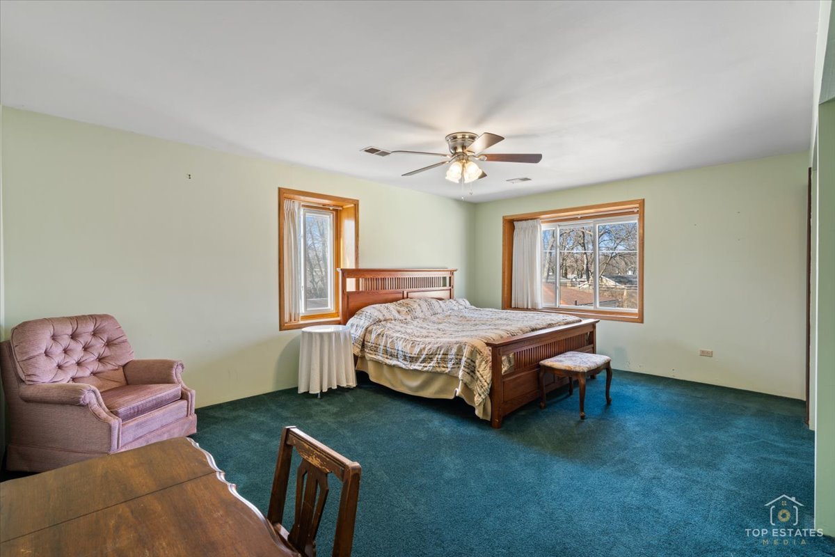 2302 Fulle Street Rolling Meadows, IL 60008 - Photo 7 of 48 a spacious bedroom with a bed and a couch