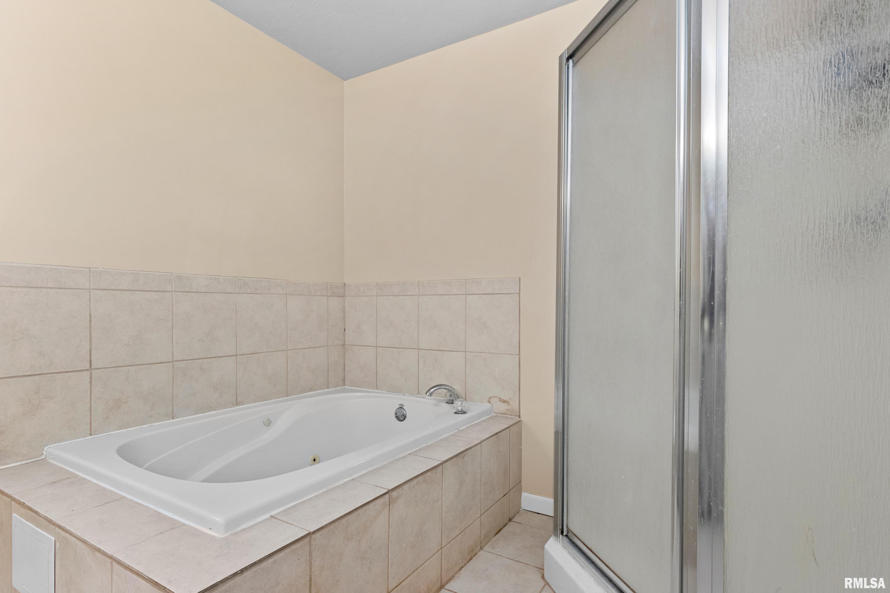 725 West Spring Hollow Lane Peoria, IL 61605 - Photo 17 of 27