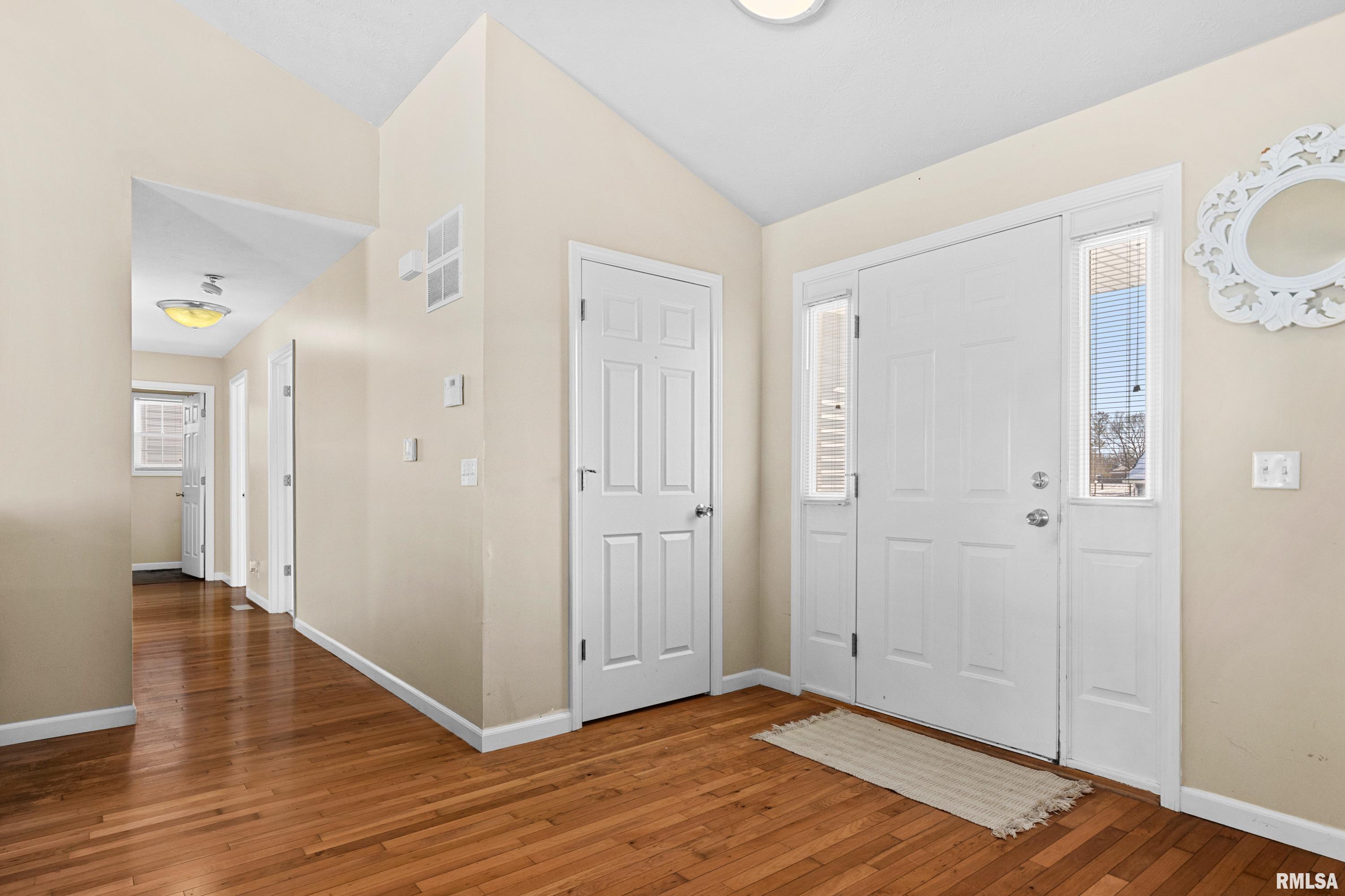 725 West Spring Hollow Lane Peoria, IL 61605 - Photo 4 of 27