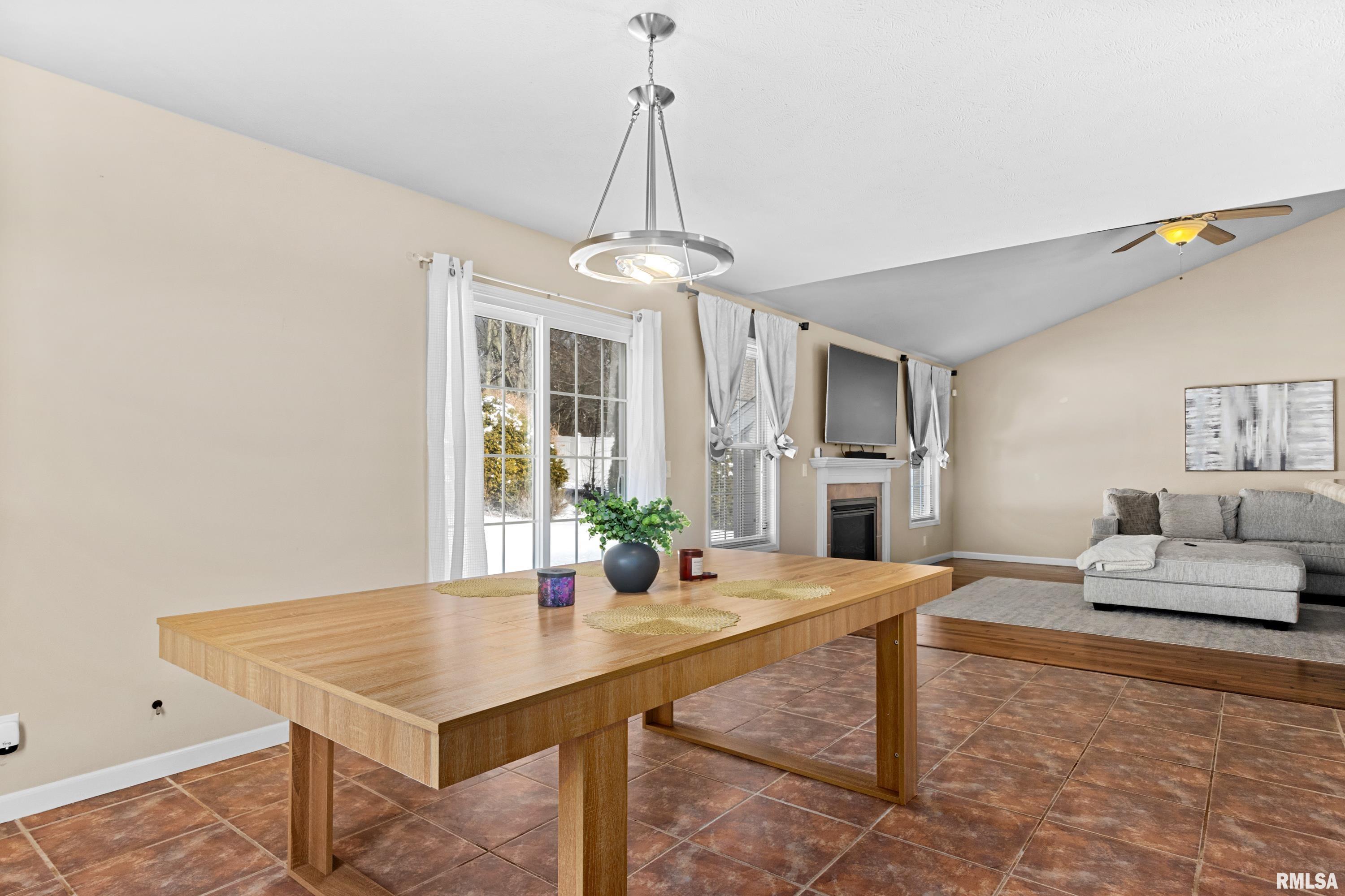 725 West Spring Hollow Lane Peoria, IL 61605 - Photo 8 of 27