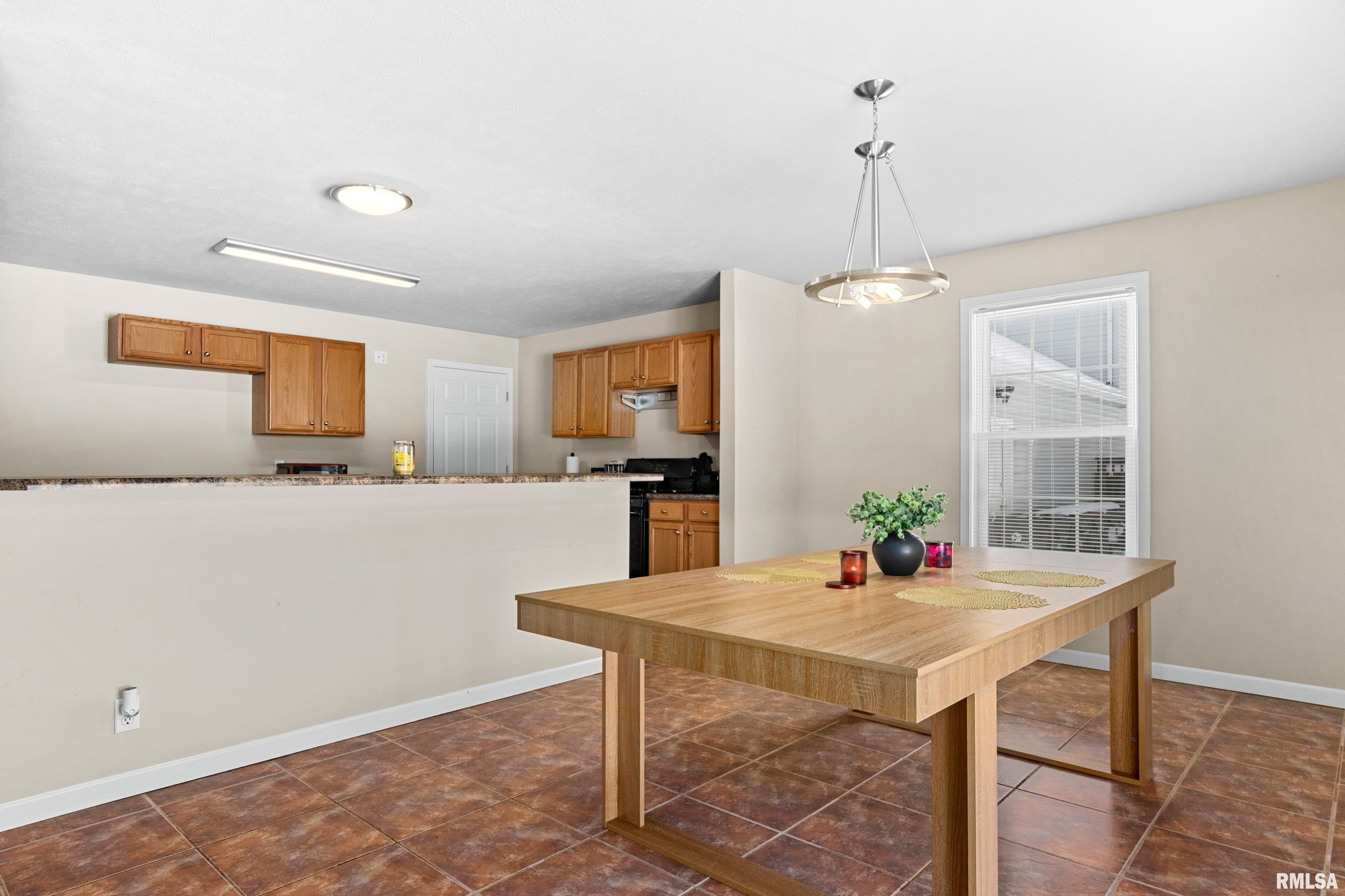 725 West Spring Hollow Lane Peoria, IL 61605 - Photo 10 of 27