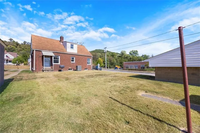 a view of a house with a yard