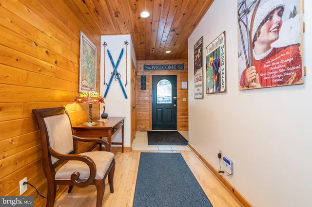 a view of entryway with furniture