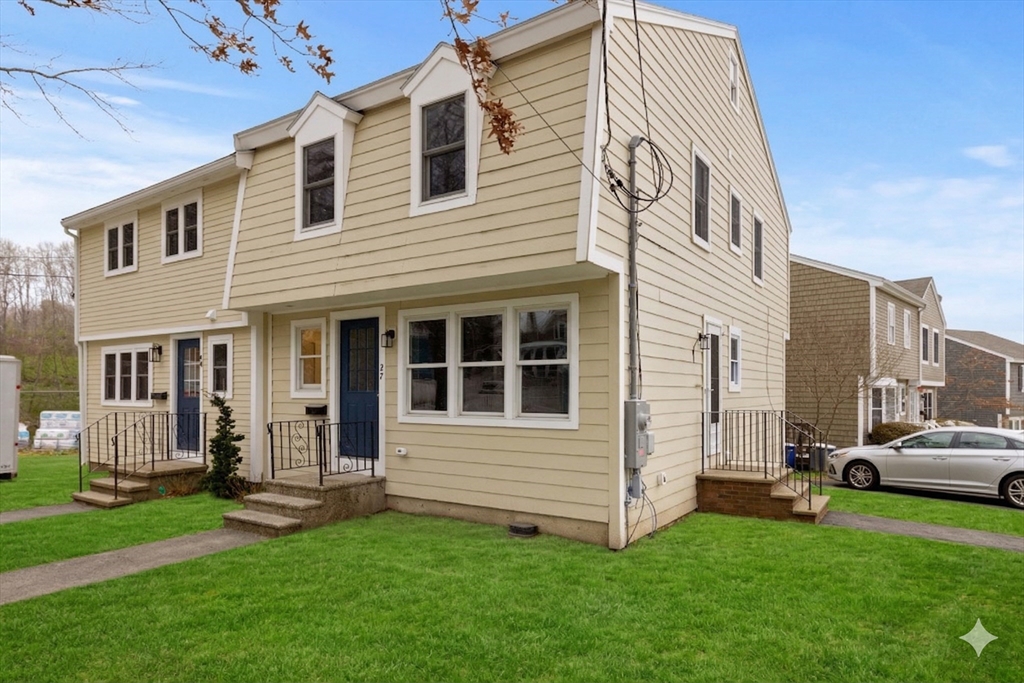 a view of a house with a yard