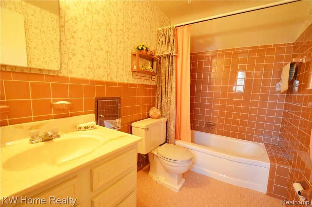 32290 Red Clover Road Farmington, MI 48334 - Photo 34 of 41 Upper Bath.JPG