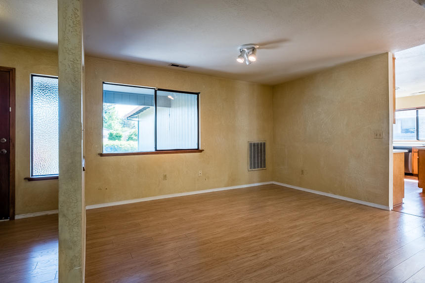 2566 Roberts Road Medford, OR 97504 - Photo 6 of 34 2566 Roberts2-2