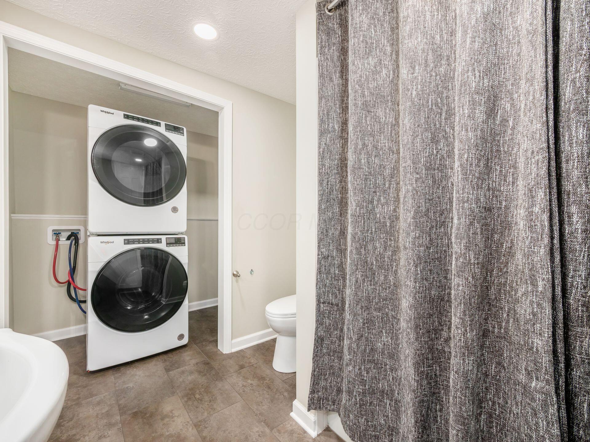 334 North Maple Street Lancaster, OH 43130 - Photo 14 of 25 Spacious full bath and laundry