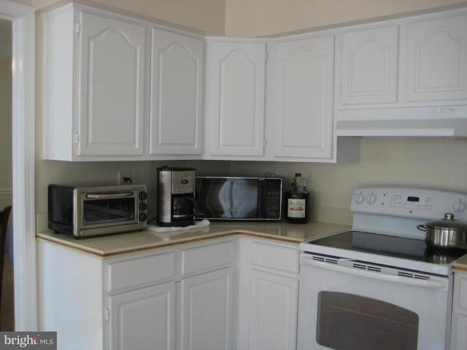 3213 Fox Mill Road Oakton, VA 22124 - Photo 11 of 22 Kitchen