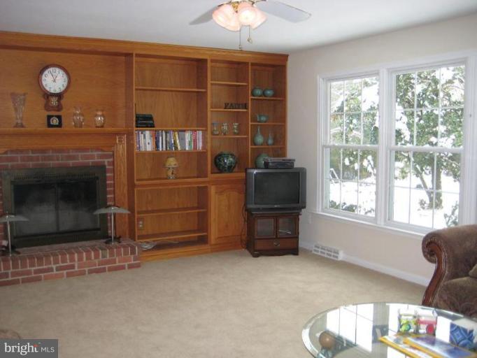 3213 Fox Mill Road Oakton, VA 22124 - Photo 3 of 22 Living Room