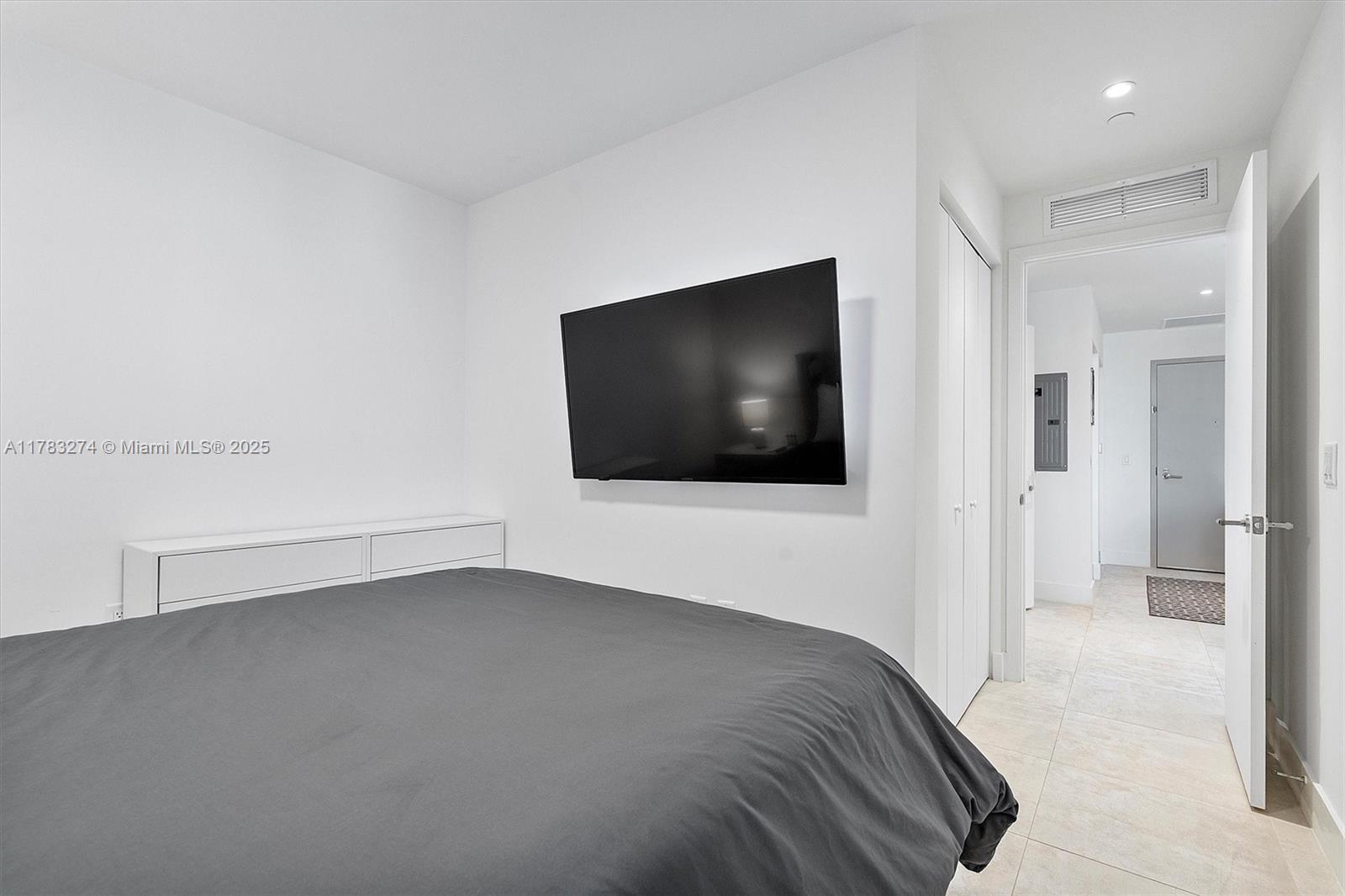 239 Southwest 9th Street, Unit 1704 Miami, FL 33130 - Photo 14 of 36 a view of a livingroom with a flat screen tv