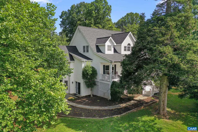 a view of a yard in front of house