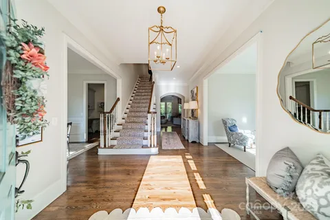 a view of entryway with livingroom