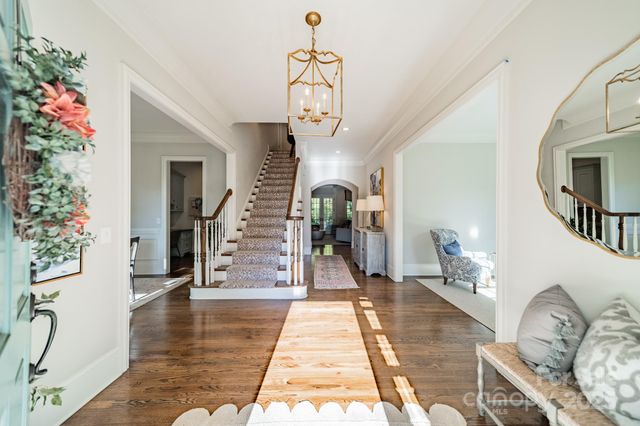 a view of entryway with livingroom