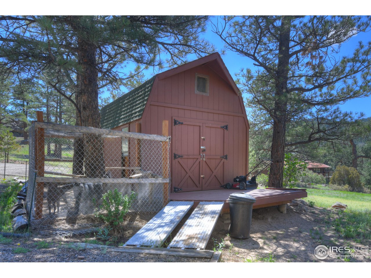 40 Hopi Court Lyons, CO 80540 - Photo 36 of 40 a backyard of a house with table and chairs
