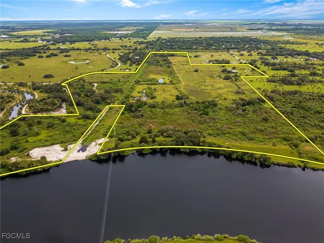 a view of a pathway both side of yard