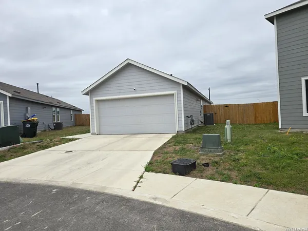 $1,750 | 11602 Dog Rose, Converse, TX 78109