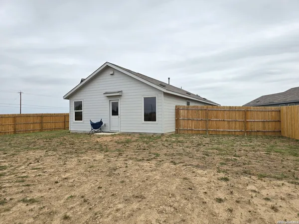 $1,750 | 11602 Dog Rose, Converse, TX 78109