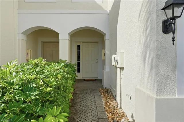 $2,300 | 1059 Albany Court, Unit 218, Naples, FL 34105