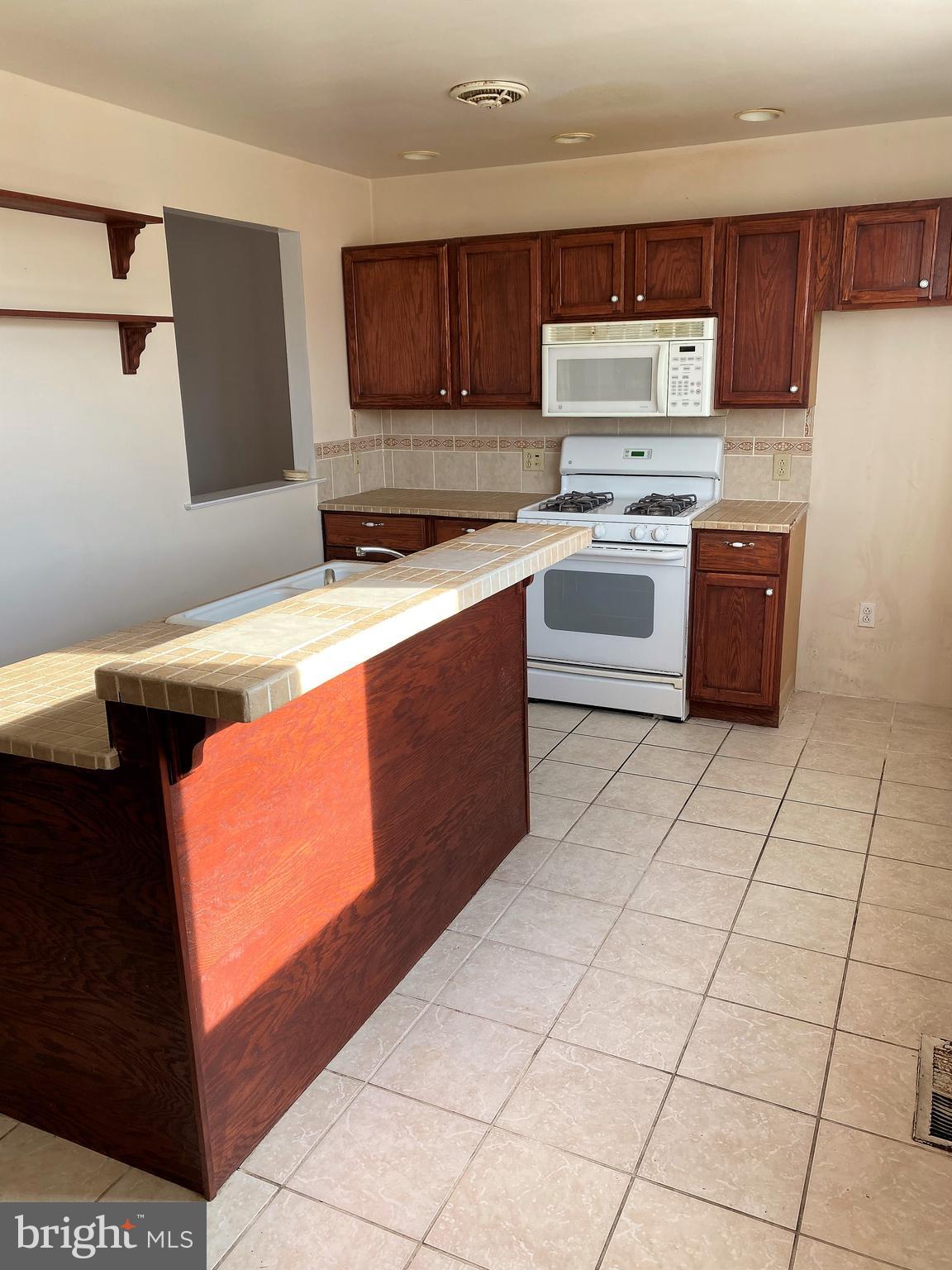 7403 Hill Road Philadelphia, PA 19128 - Photo 6 of 27 Kitchen
