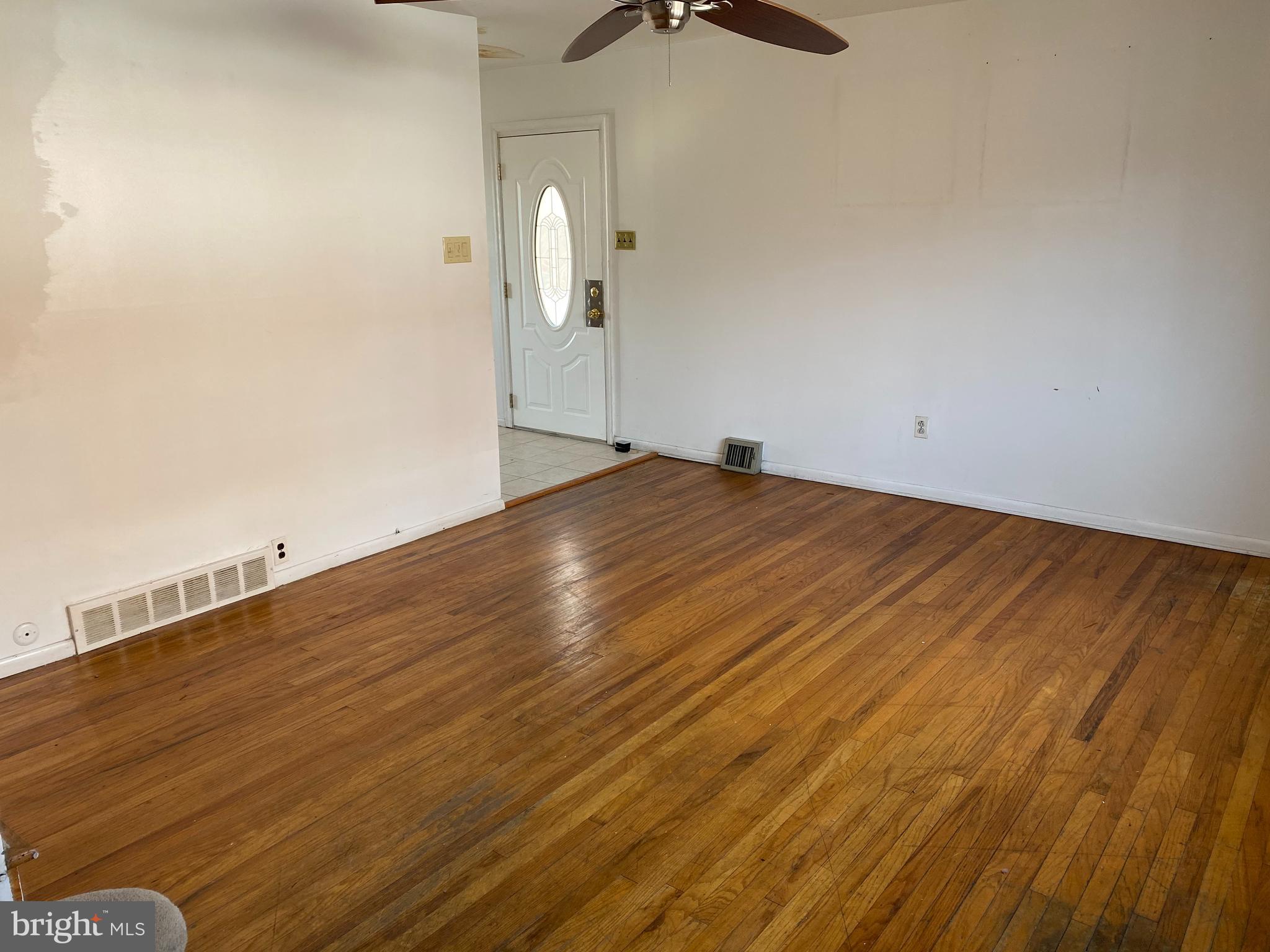 7403 Hill Road Philadelphia, PA 19128 - Photo 10 of 27 Living room