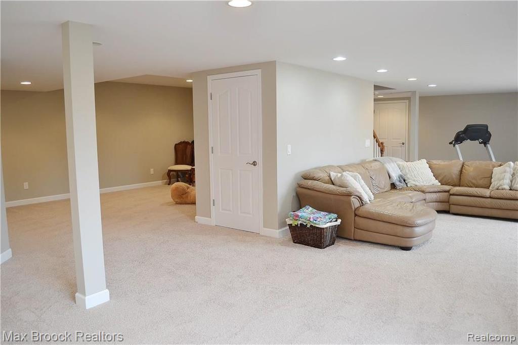2431 Selkirk Street Rochester, MI 48306 - Photo 45 of 58