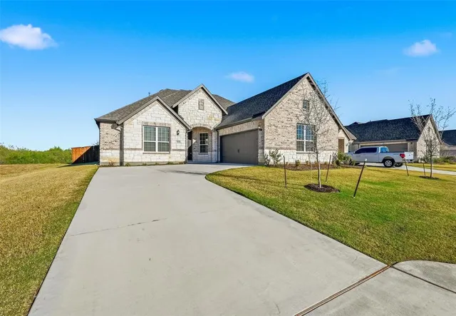 a view of an house with backyard and garden