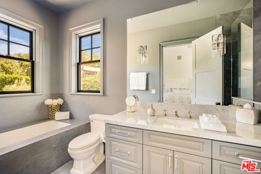 22 Oakmont Drive Los Angeles, CA 90049 - Photo 13 of 23 Gallery Image 13