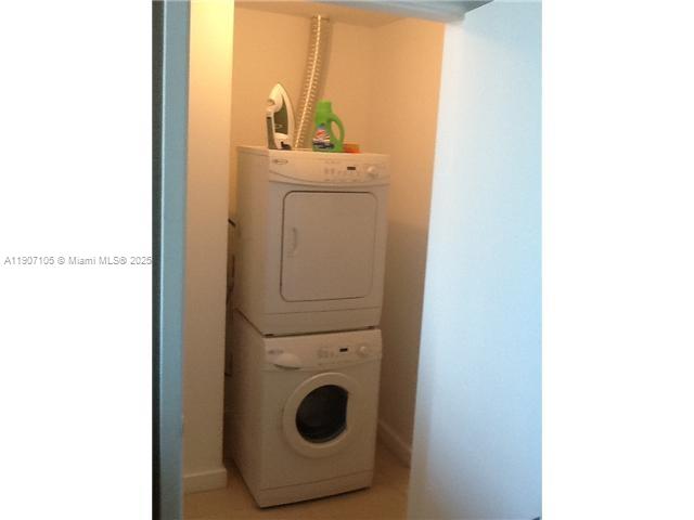 3301 Northeast 1st Avenue, Unit 2604H Miami, FL 33137 - Photo 2 of 8 a utility room with dryer and washer