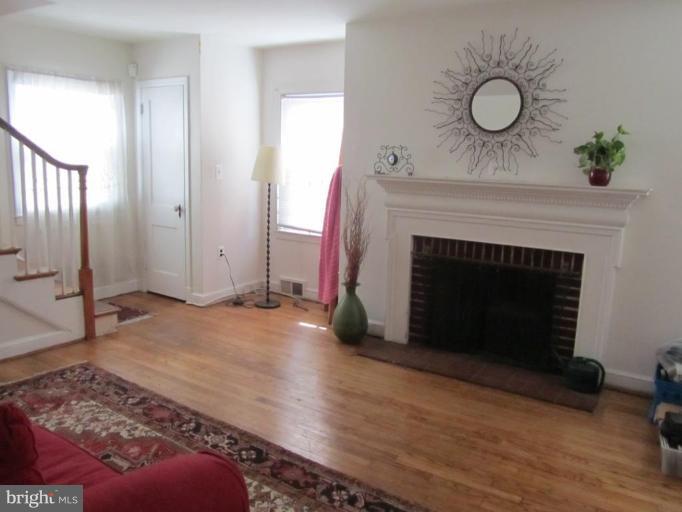 5901 Chillumgate Road Hyattsville, MD 20782 - Photo 3 of 14 Living Room