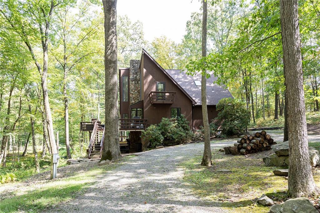 a view of a house with backyard and trees