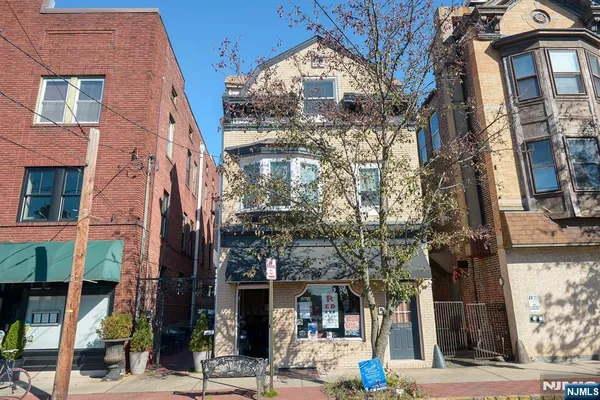 $3,200 | 94 Walnut Street, Unit 2, Montclair, NJ 07042