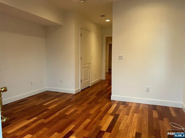 $3,200 | 94 Walnut Street, Unit 2, Montclair, NJ 07042