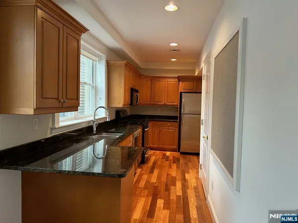 $3,200 | 94 Walnut Street, Unit 2, Montclair, NJ 07042