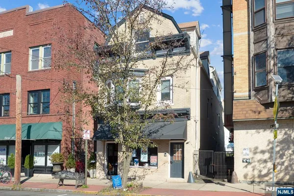 $3,200 | 94 Walnut Street, Unit 2, Montclair, NJ 07042