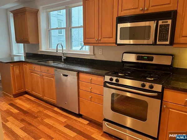 $3,200 | 94 Walnut Street, Unit 2, Montclair, NJ 07042