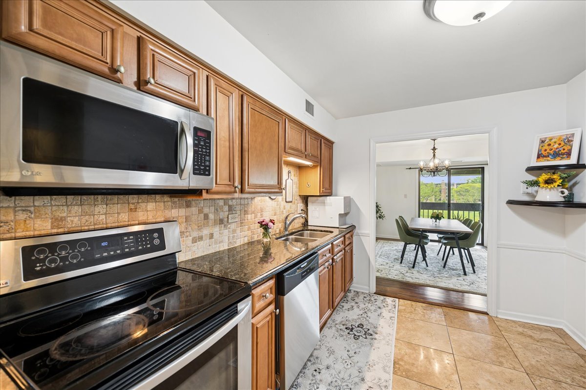 3851 Mission Hills Road, Unit 502 Northbrook, IL 60062 - Photo 12 of 25