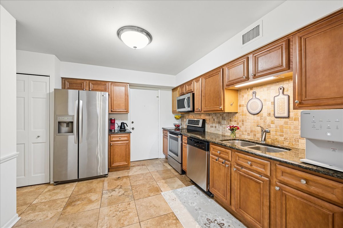 3851 Mission Hills Road, Unit 502 Northbrook, IL 60062 - Photo 10 of 25